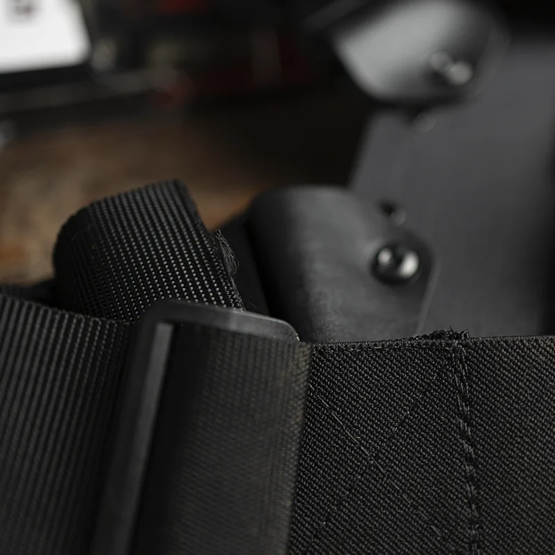 Detalhe do Kydex texturizado com o logo Pampa gravado, sobre madeira