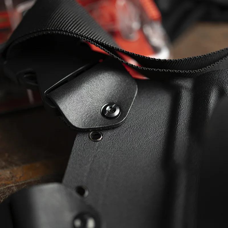 Detalhe da cinta com elástico nas costas do coldre Hunter